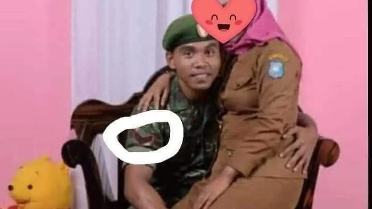 Baju seragam anggota polisi dan TNI yang berhasil diamankan dari tangan Ebong.(Liputan6.com/Ahmad Akbar Fua)