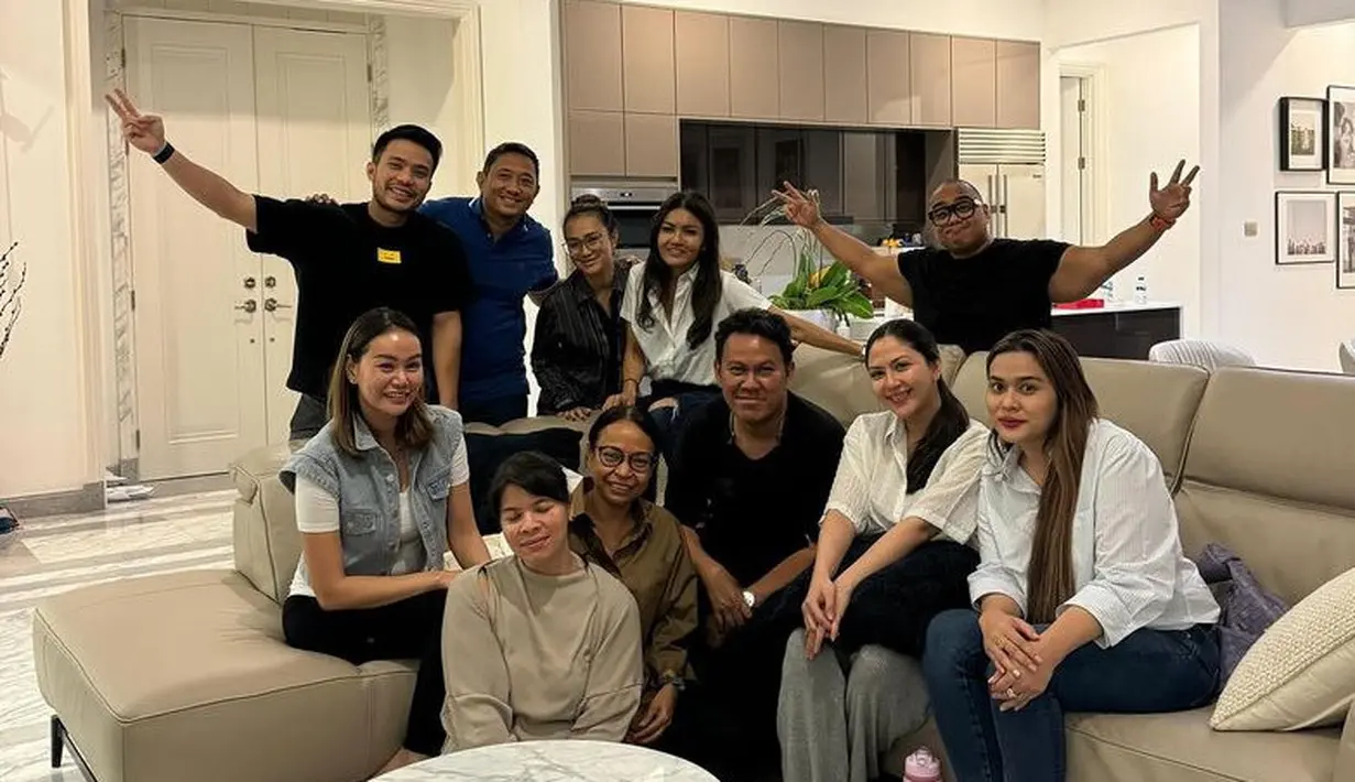 Kumpul bersama kerabat, Jessica Mila mengenakan kemeja putih dan celana panjang abu-abu. Sedangkan Yakup mengenakan kaos hitamnya. @destyanto28