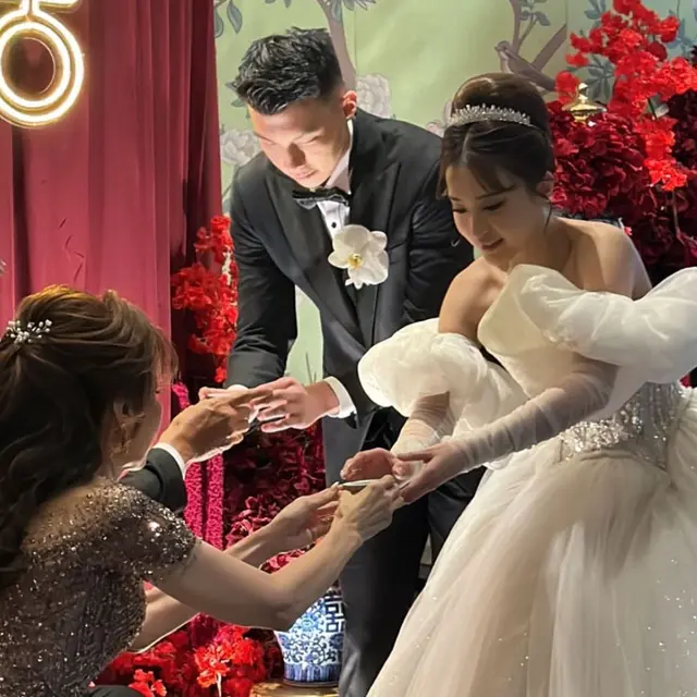 Tampilan Glamor Nita Vior dengan Tube Dress Saat Menikah dengan Pebasket Vincent Kosasih. (Dok: IG @nitavior https://www.instagram.com/nitavior/?hl=en)