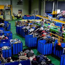 Industri fesyen juga tidak terlepas dari isu lingkungan yang disebabkan fast fashion, pakaian bekas, dan limbah industri. (ANTHONY WALLACE/AFP)