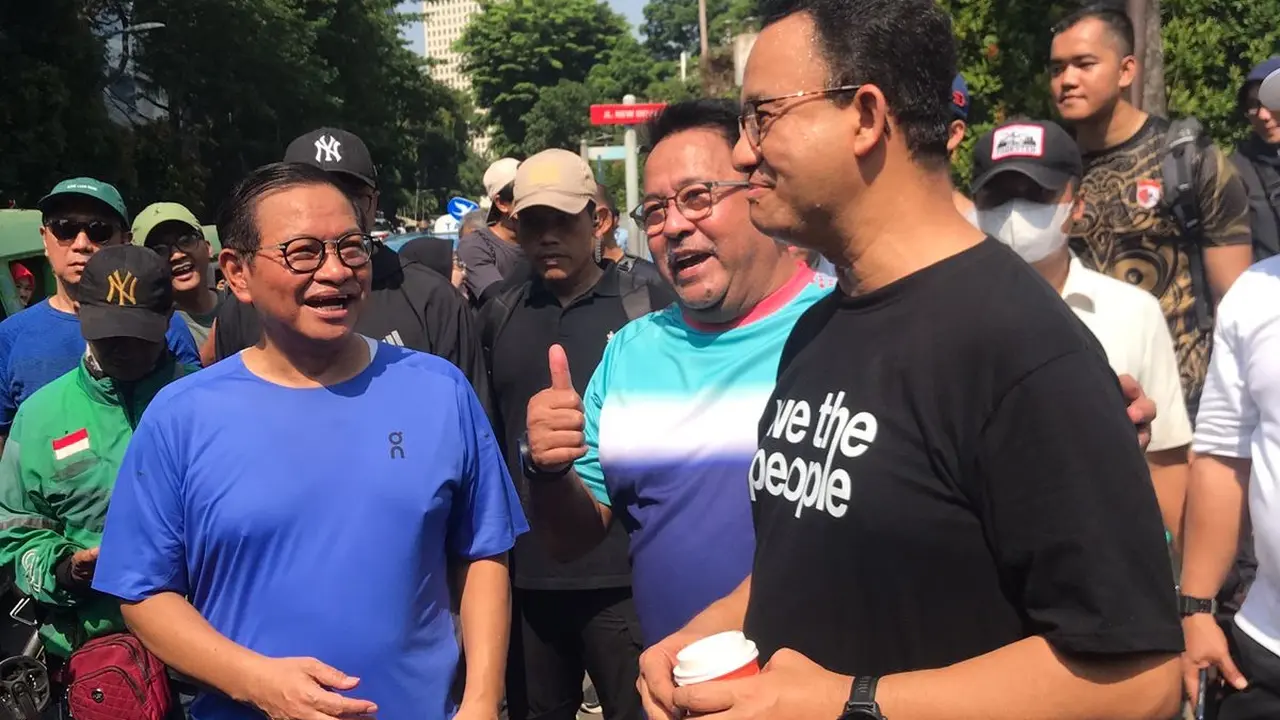 Pasangan bakal calon gubernur dan bakal calon wakil gubernur Jakarta, Pramono Anung-Rano Karno bertemu mantan Gubernur Jakarta, Anies Baswedan, saat meramaikan kegiatan hari bebas berkendara atau Car Free Day (CFD) di Senayan, Jakarta, Minggu (1/9/2024).