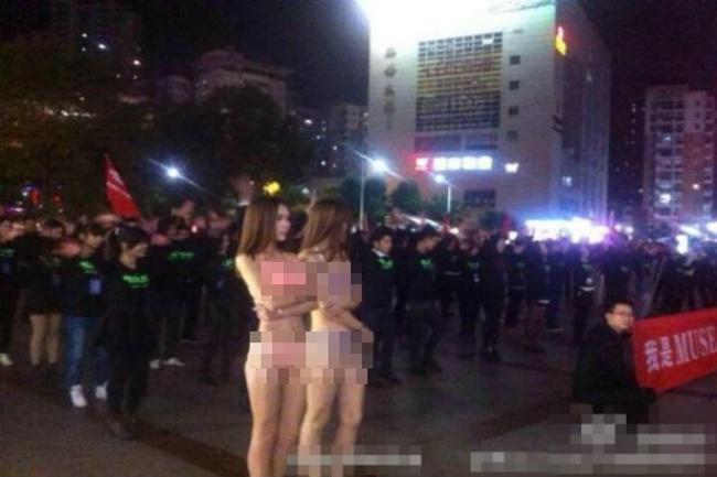 Wanita menari striptis di tengah dinginya cuaca | Photo: Copyright shanghaiist.com