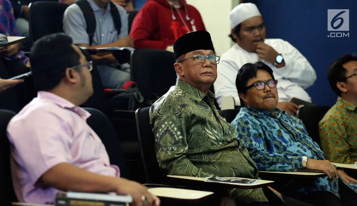 Anggota Dewan Pertimbangan Presiden, Sidarto Danusubroto (tengah) menghadiri forum pengajian bertema "Islam Cinta dari Murcia" di kampus UIN Jakarta, Selasa (5/12). Kegiatan ini upaya memperkuat semangat kebhinekaan lintas agama. (Liputan6.com/JohanTallo)
