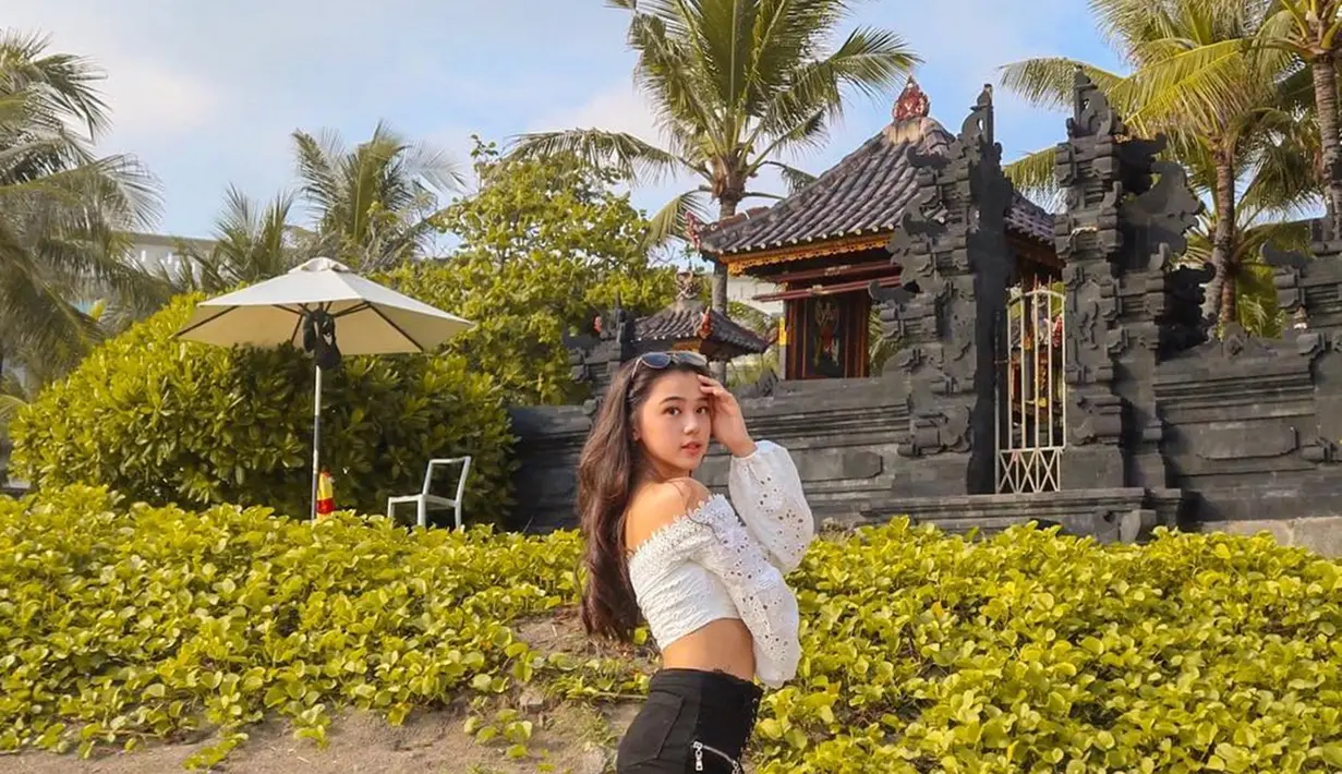 Mulai dari rok sampai celana jeans, padu padan pakaian Gabriella Ekaputri ketika kenakan crop top bisa jadi inspirasi. Perlihatkan perut mulusnya, lawan main Beby Tsabina di web series Antares ini tampil seksi dan stylish. Pesona yang dipancarkannya pun membuatnya tak jarang tuai pujian dari warganet. (Liputan6.com/IG/@gabriellaekaputri)