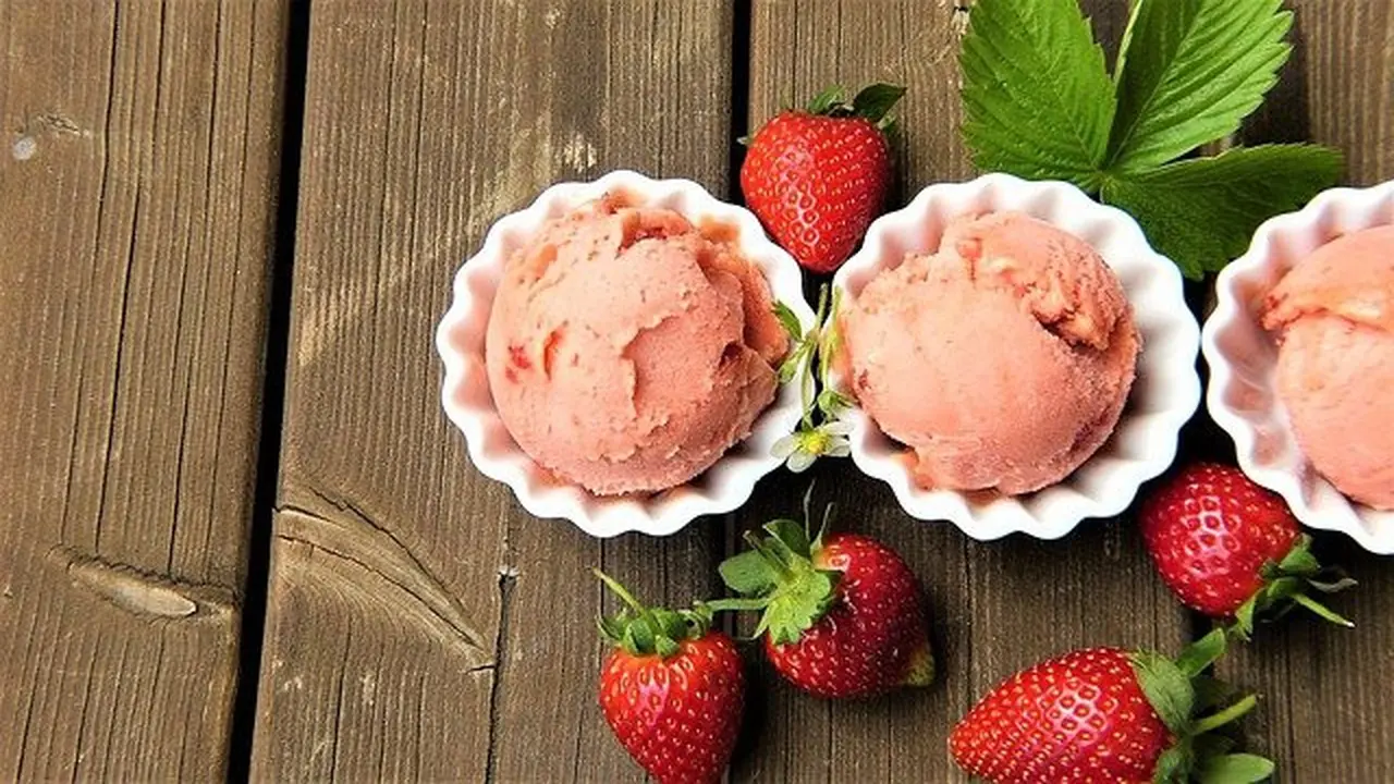 Ilustrasi es krim stroberi | Image by silviarita from Pixabay