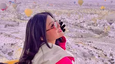 Pemilik mala lengkap Yoriko Angeline Agus Pebrianto merupakan mantan personil grup vokal Teenebelle yang saat ini semakin populer menjadi aktris. Dalam karier aktingnya ia sudah banyak bermain film hingga serial yang disaksikan jutaan penonton. (Liputan6.com/IG/@yorikooangln_)