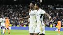 Pemain Real Madrid, Vinicius Junior dan Rodrygo melakukan selebrasi setelah mencetak gol ke gawang Valencia pada laga Liga Spanyol di Stadion Santiago Bernabeu, Sabtu (11/11/2023). Kedua pemain asal Brasil ini kompak mencetak dua gol. (AP Photo/Jose Breton)