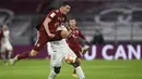 Bek Bayern Munchen Benjamin Pavard mengontrol bola dibayangi penyerang Borussia Monchengladbach, Breel Embolo pada laga pekan ke-18 Bundesliga di Allianz Arena, Sabtu (8/1/2022) dini hari WIB. Bayern Munchen dipermalukan di kandang sendiri 1-2. (AP Photo/Andreas Schaad)