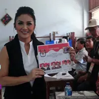Krisdayanti memberikan hak pilih di Pilkada DKI Jakarta 2017. 