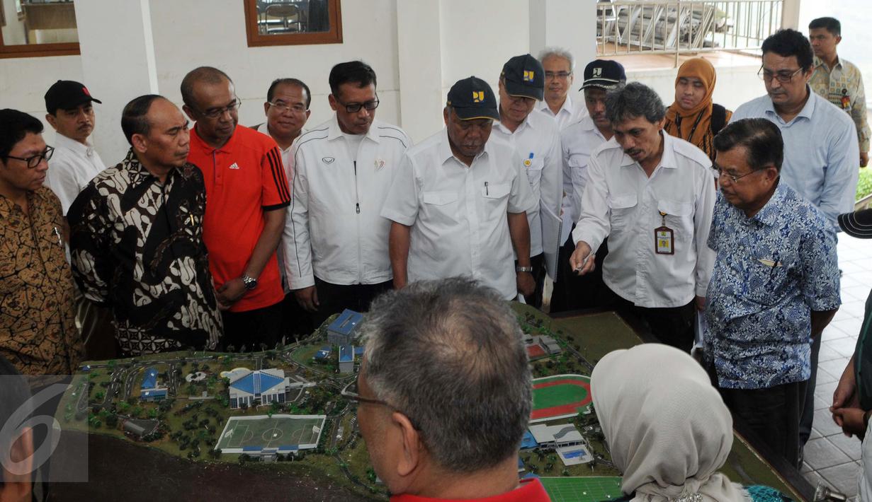 Wapres RI Jusuf Kalla saat melihat maket plan proyek P3SON di Hambalang, Sentul, Jawa Barat, Minggu (4/9). Pemerintah berencana menjadikan kompleks atlet Hambalang untuk sekolah guru olahraga. (Liputan6.com/Helmi Afandi)