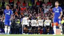 Pemain Valencia merayakan gol yang dicetak oleh Rodrigo Moreno ke gawang Chelsea pada laga Liga Champions di Stadion Stamford Bridge, Selasa (17/9/2019). Chelsea takluk 0-1 dari Valencia. (AP/Frank Augstein)