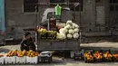 Pedagang kaki lima memajang sayuran dan buah-buahan untuk dijual di kota Raqa, bekas ibu kota ISIS, di Suriah utara pada 20 Desember 2020. Raqqa menjadi saksi terusirnya anggota kelompok ekstremis oleh Pasukan Demokratik Suriah pada Oktober 2017 lalu. (Photo by Delil SOULEIMAN / AFP)