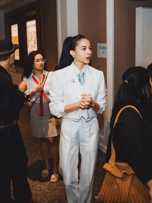 6 Gaya Semi Maskulin Putri Marino Pakai Jas Berdasi di Premiere Film Terbaru