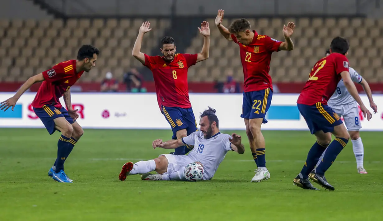 Pemain Kosovo Vedat Muriqi (tengah) ditangani oleh para pemain Kosovo pada pertandingan Grup B babak kualifikasi Piala Dunia 2022 antara di Stadion La Cartuja, Seville, Spanyol, Rabu (31/3/2021). Spanyol menang 3-1. (AP Photo/Miguel Angel Morenatti)