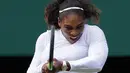 Petenis AS, Serena Williams melakukan servis ke arah petenis Jerman, Julia Gorges pada semifinal Wimbledon 2018 di London, Kamis (12/7). Mantan petenis nomor 1 dunia itu melaju ke semifinal usai mengalahkan Goerges 6-2, 6-4. (AP/Kirsty Wigglesworth)