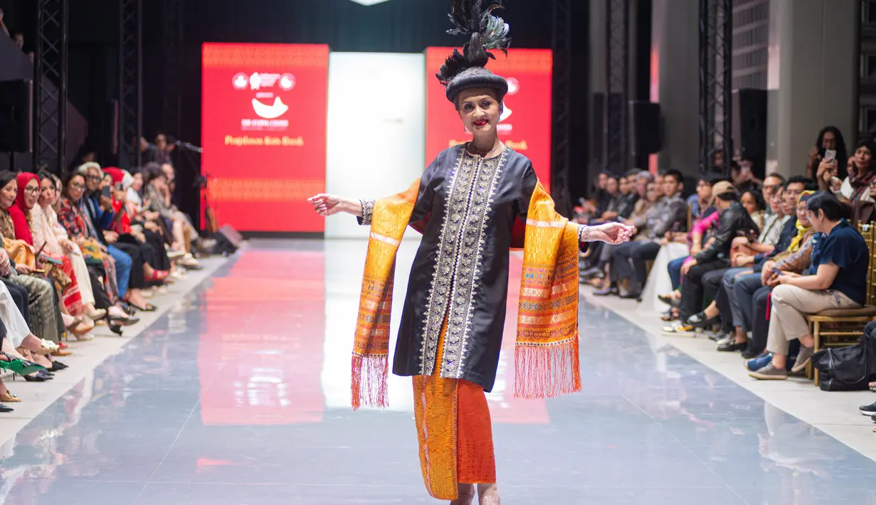 Kelima pilar tersebut diwujudkan dalam koleksi bertajuk "Perjalanan Kain Batak", yang menampilkan 15 look dengan identitas kuat dari budaya Batak. Koleksi ini meliputi model baju kurung, kain songket, dan tentu saja ulos, selendang khas Batak. [Dok/Merdi Sihombing].