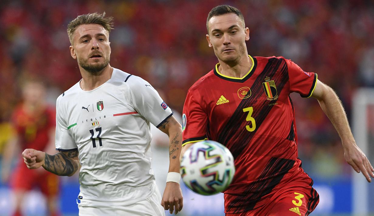 Thomas Vermaelen (kanan) mampu tampil impresif di lini pertahanan Belgia pada ajang Euro 2020 yang baru saja usai. Meskipun begitu, Ia ternyata tak dipanggil untuk memperkuat timnasnya pada kualifikasi Piala Dunia 2022 zona Eropa. (Foto: AFP/Pool/Christof Stache)