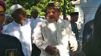 Pria Berbaju Hitam Menggembok Keraton Kasepuhan Cirebon, Ini Reaksi Sultan Sepuh