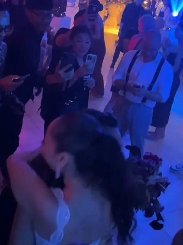 Luna Maya dapat hand bouquet (Instagram/herworldindonesia)