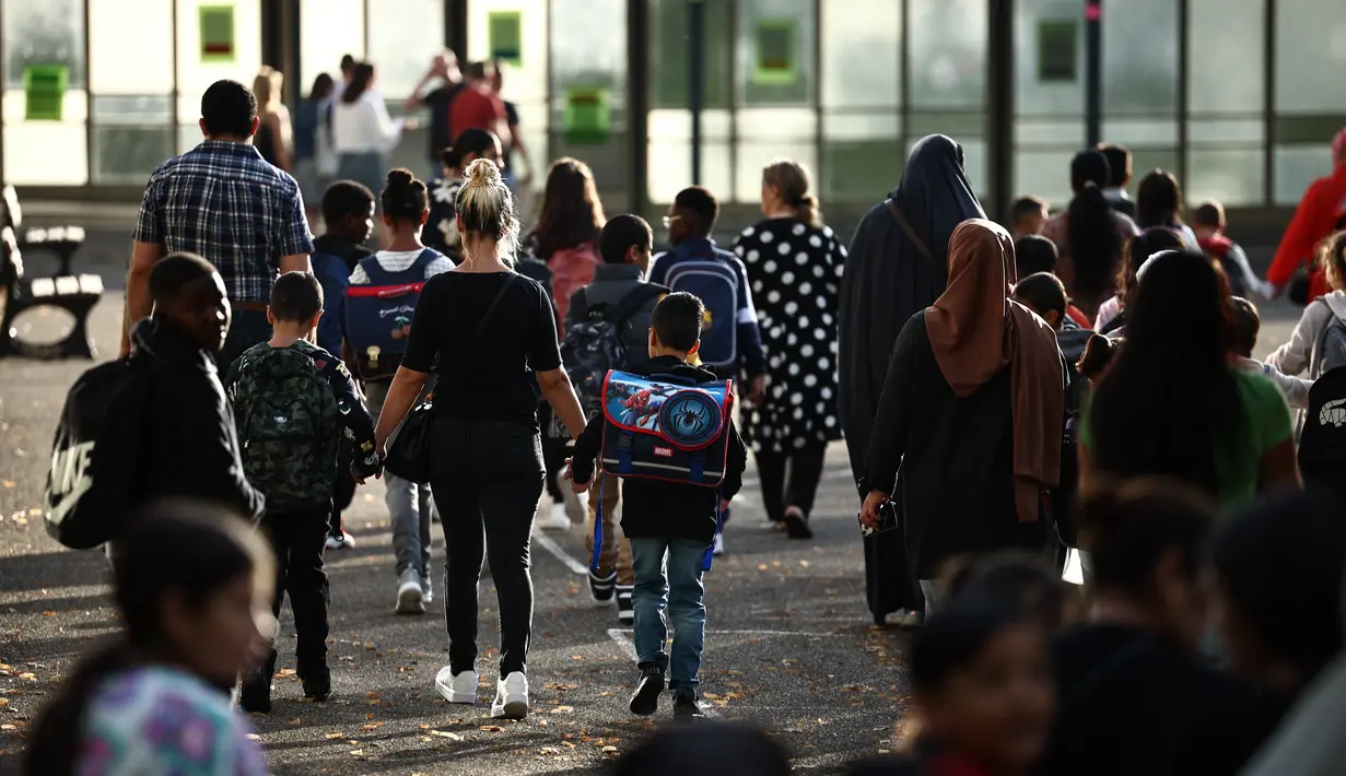 Pemerintah mengumumkan bulan lalu bahwa mereka melarang abaya di sekolah-sekolah, dengan mengatakan bahwa hal tersebut melanggar aturan sekularisme dalam pendidikan yang telah membuat jilbab Muslim dilarang. (Photo by SEBASTIEN BOZON / AFP)