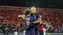 Pemain Arema FC, Ariel Lucero, memeluk rekan satu timnya, Gustavo Almeida dos Santos (kanan), setelah menjebol gawang Persib Bandung dalam pertandingan pekan kedua BRI Liga 1 2023/2024 yang berlangsung di Stadion Kapten I Wayan Dipta, Bali, Jumat (7/7/2023). (Bola.com/Alit Binawan)