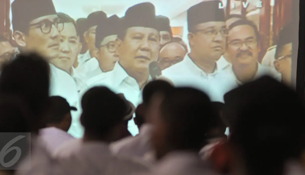 Kader Gerindra dan pendukung Anies-Sandi menyaksikan siaran langsung pidato Prabowo di kantor DPP Gerindra, Jakarta Selatan, Rabu (19/4). Pendukung Anies-Sandi merayakan kemenangan dari hasil hitung cepat Pilkada DKI. (Liputan6.com/Yoppy Renato)