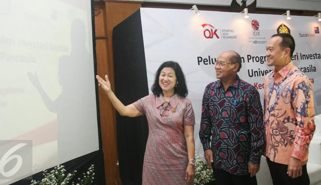 Anggota Dewan Komisioner OJK Bidang Edukasi dan Perlindungan Konsumen Kusumaningtuti S. Soetiono (kiri) bersama Direktur Pengembangan BEI Nicky Hogan (kanan) saat peluncuran Galeri Investasi Mobile di Jakarta, Selasa (17/5). (Liputan6.com/Yoppy Renato)