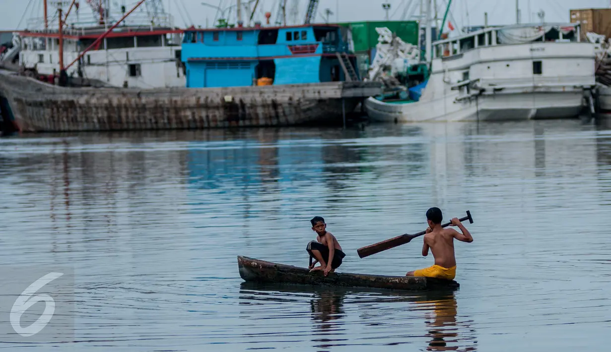 Warga menaiki perahu di Kampung Akuarium, Penjaringan, Jakarta Utara, Senin (30/1). Rencana tahap pertama revitalisasi  Kampung Akuarium adalah membuat tanggul setinggi 3,5 meter dari tepi laut. (Liputan6.com/Gempur M Surya)