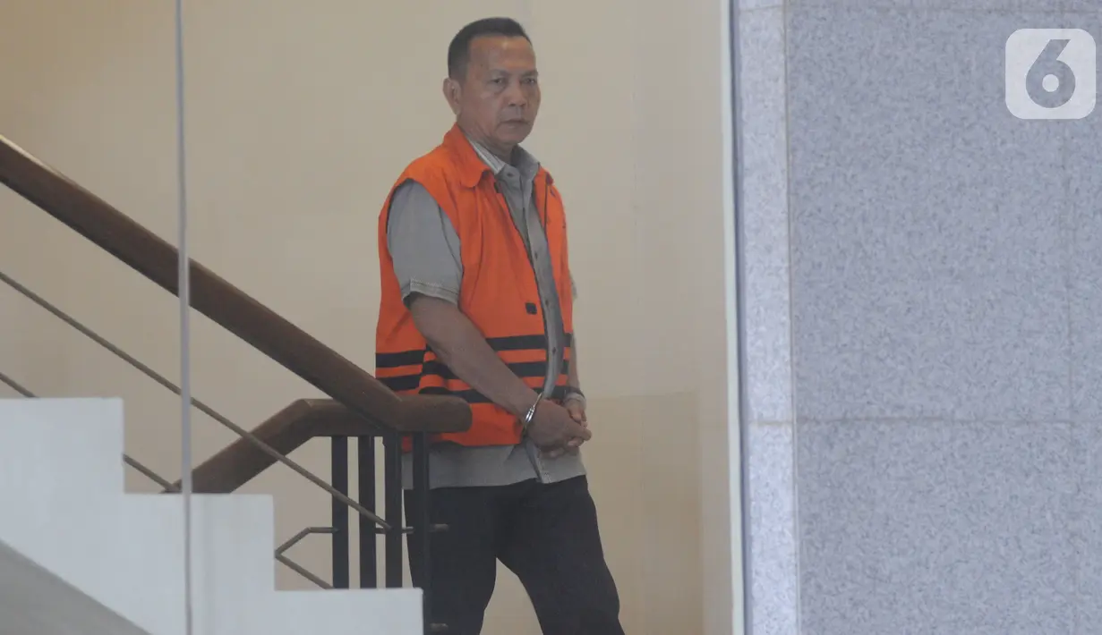 Mantan Anggota Fraksi Partai Demokrat DPRD Jambi Effendi Hatta bersiap menjalani pemeriksaan penyidik di Gedung KPK, Jakarta, Senin (14/10/2019). Hatta diperiksa sebagai tersangka terkait kasus dugaan menerima suap pengesahan APBD 2017-2018. (merdeka.com/Dwi Narwoko)