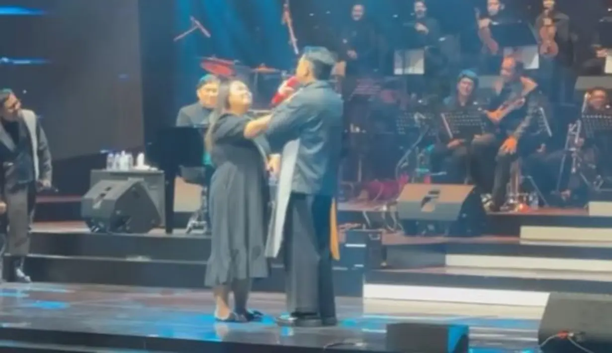 Kahitna melantunkan lagu "Sepasang Merpati". Dengan gayanya, Hedi Yunus menarik tangan wanita tersebut dan diletakkan di dadanya. Semua penonton pun iri. (Foto: Instagram/@hedi_yunus)
