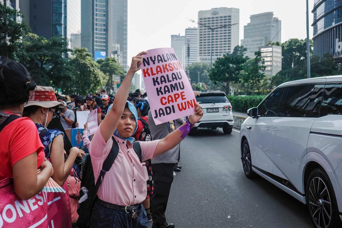 FOTO: Aliansi Perempuan Indonesia Gelar Aksi di Dukuh Atas
