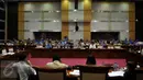 Suasana rapat kerja antara Kemenkominfo dengan Komisi I DPR di Kompleks Parlemen, Senayan, Jakarta, Senin (18/4). Rapat tersebut salah satunya membahas mengenai laporan izin penyelenggaraan stasiun TV dan radio di Indonesia. (Liputan6.com/Johan Tallo)