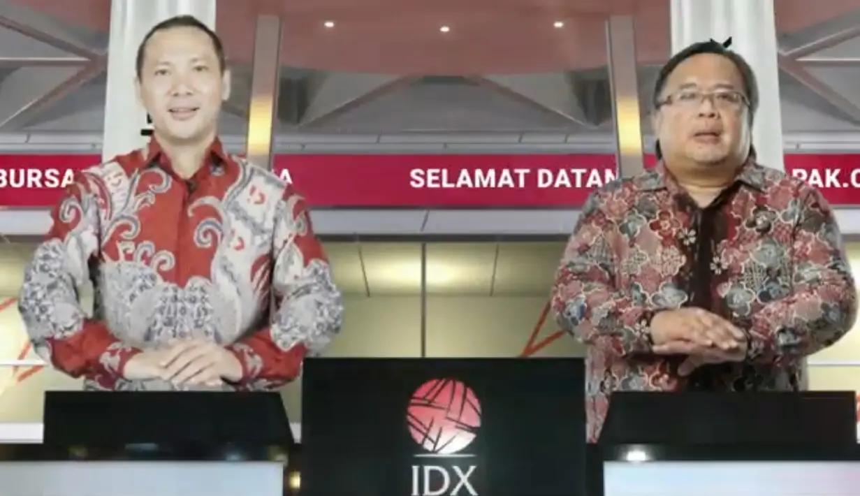 Tangkapan layar menampilkan Komisaris Utama PT. Bukalapak.com Tbk, Bambang Brodjonegorobersama Direktur Utama PT. Bukalapak.com Tbk, M Rachmat Kaimuddin menekan tombol saat pencatatan perdana saham BUKA secara virtual, Jakarta, Jumat (6/8/2021). (Liputan6.com)