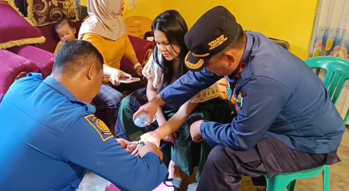 Cerita Ibu Hamil Minta Bantuan Damkar Lepaskan Cincin Kawin yang Menyempit