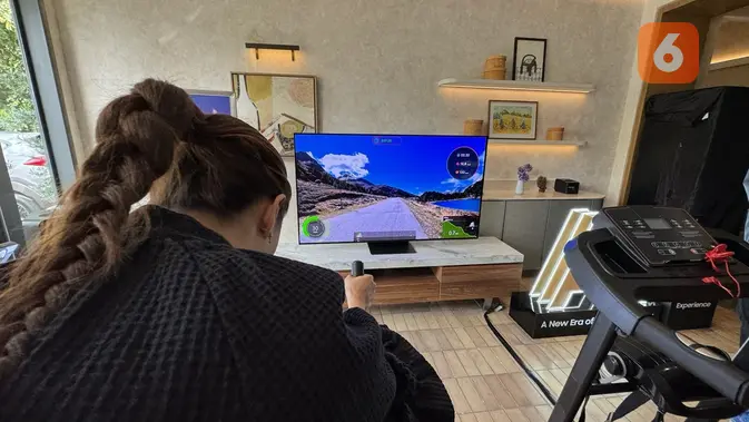 <p>Fitur Workout Tracker menjadikan Samsung OLED TV pendamping sempurna untuk berolahraga. (Liputan6.com/ Yuslianson)</p>