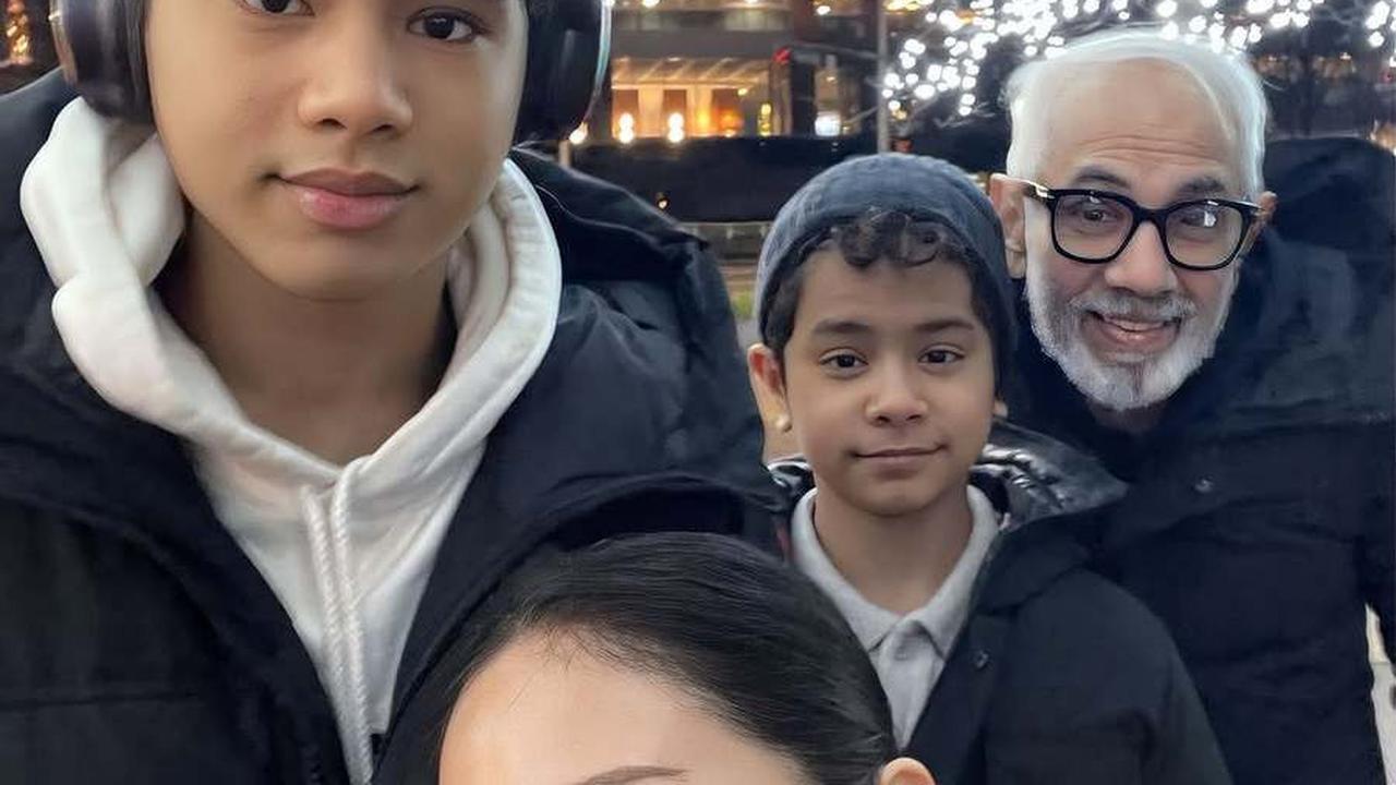 8 Potret Karan Singh Anak Sulung Bunga Zainal Nikmati Winter Holiday di Kanada, Salfok Posturnya Tinggi Banget