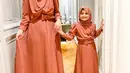 Enggak melulu gamis, kamu bisa pakai rok plisket yang tengah jadi tren seperti look Shireen Sungkar ini. Padukan dengan blouse dan hijab warna senada. (Instagram/shireensungkar).