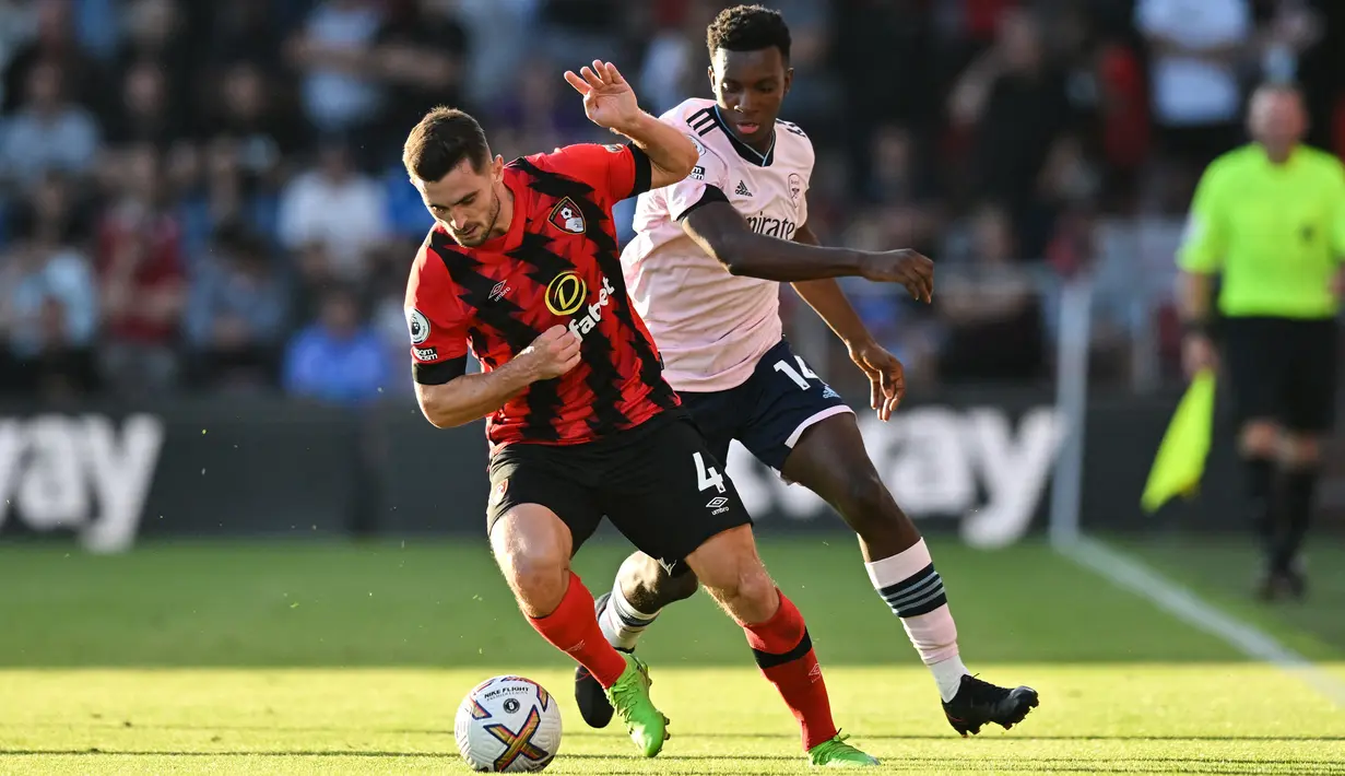 Pemain Bournemouth Lewis Cook (depan) berebut bola dengan pemain Arsenal Eddie Nketiah (belakang) pada pertandingan sepak bola Liga Premier Inggris di Stadion Vitality, Bournemouth, Inggris, 20 Agustus 2022. Arsenal menang 3-0. (Glyn KIRK/AFP)