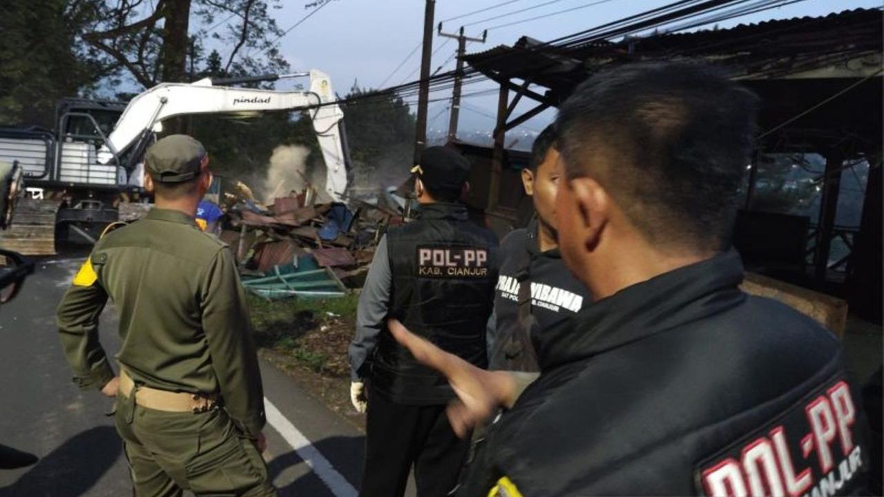Pemkab Cianjur Sikat Kios Bandel di Jalur Puncak, Pastikan Tak Ada yang Beroperasi Lagi