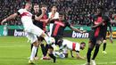 Pemain Bayer Leverkusen, Piero Hincapie, berusaha mengadang tendangan pemain Stuttgart, Waldemar Anton pada laga perempat final DFB Pokal di Stadion di BayArena, Rabu (7/2/2024). (AP Photo/Martin Meissner)