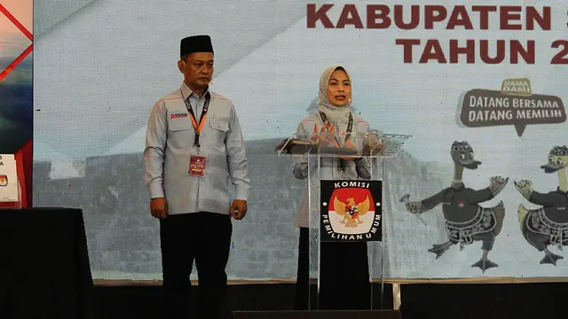 Calon Bupati dan Wakil Bupati Serang Ratu Zakiyah dan Najib Hamas memaparkan program kerja dalam debat perdana yang diselenggarakan oleh KPU di Swiss-Belinn Modern Cikande, Jumat (8/11) (Istimewa)