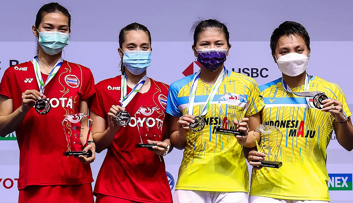 Ganda Putri Indonesia, Greysia Polii/Apriyani Rahayu, foto bersama wakil Thailand, Jongkolphan Kititharakul/Rawinda Prajongjai, pada laga Thailand Terbuka, Minggu (17/01/2021). Greysia/Apriyani mengalahkan pasangan tuan rumah dengan skor 21-15, 21-12. (AFP/BADMINTON ASSOCIATION OF THAILAND)