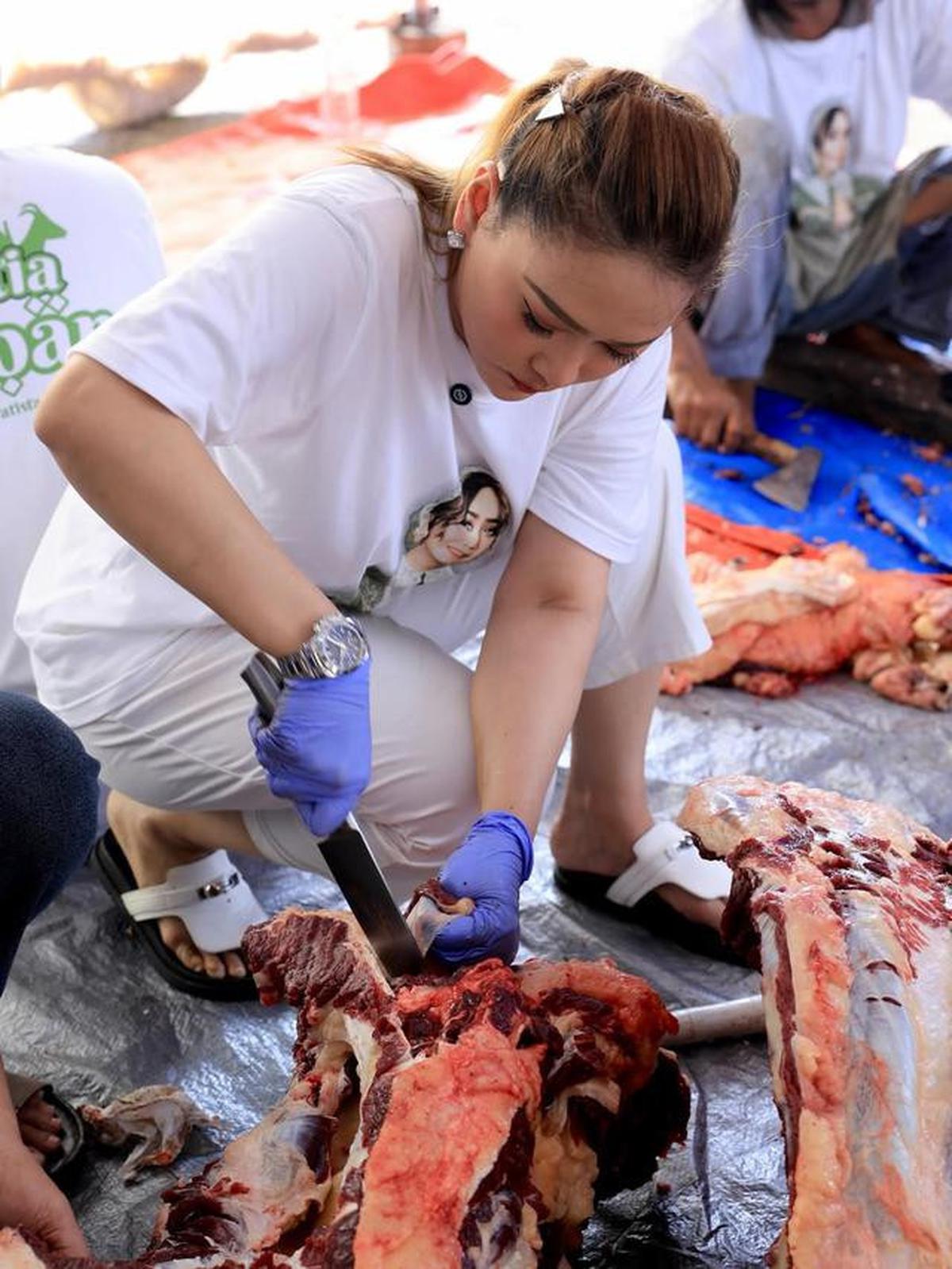 6 Potret Inul Daratista Sembelih Hewan Kurban Idul Adha, Insyaallah Tahun Depan Banyak Rezeki