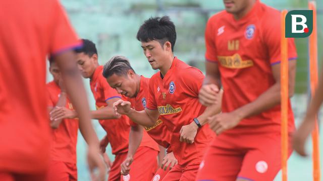 Foto Liga 1: Jelang Kompetisi Liga 1, Dua Pemain Asing Baru Arema FC Dihajar Dalam Latihan