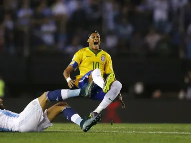 Pemain Brasil Neymar (kanan) dihadang pemain Argentina Nicolas Otamendi pada laga Pra-Piala Dunia 2018 zona CONMEBOL di Stadion Monumental Antonio Verspucio Liberti,Buenos Aires, Argentina, Sabtu (14/11/2015) WIB. (REUTERS/Marcos Brindicci)