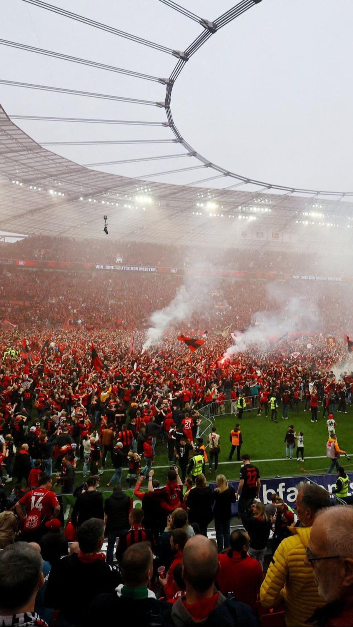 Keberhasilan Bayer Leverkusen mengunci gelar juara Bundesliga musim ini disambut suka cita oleh suporter yang memenuhi Stadion&nbsp;BayArena, Leverkusen.&nbsp;Foto: REUTERS/Wolfgang Rattay