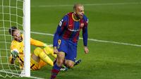Striker Barcelona, Martin Braithwaite melakukan selebrasi usai mencetak gol ketiga timnya ke gawang Sevilla dalam laga leg kedua semifinal Copa Del Rey 2020/21 di Camp Nou Stadium, Rabu (3/3/2021). Barcelona menang 3-0 melalui extra time dan lolos ke babak final. (AP/Joan Monfort)
