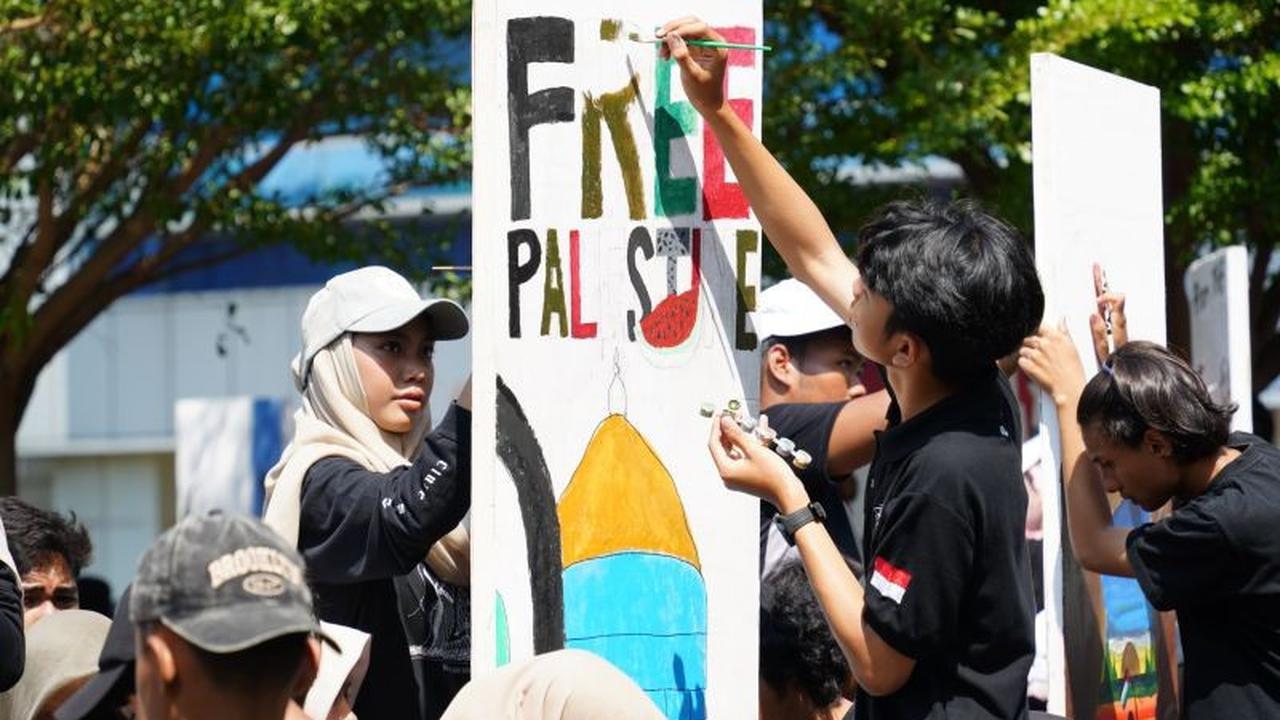 Trivia: Ribuan Mahasiswa UMSurabaya Lukis 'The Wall of Peace' Gaungkan Pesan Damai di Hari Perdamaian Internasional