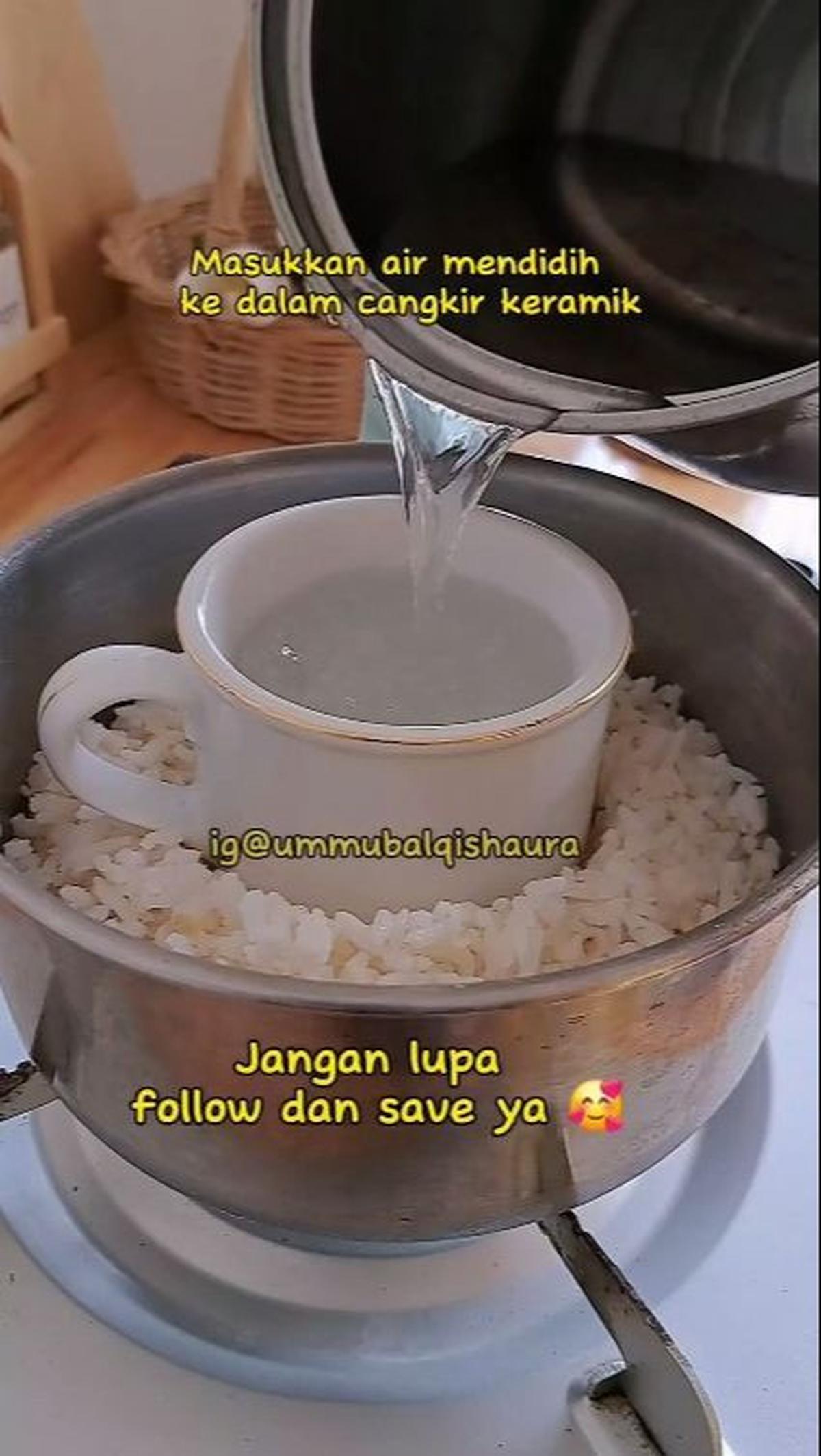Isi Cangkir dengan Air Mendidih