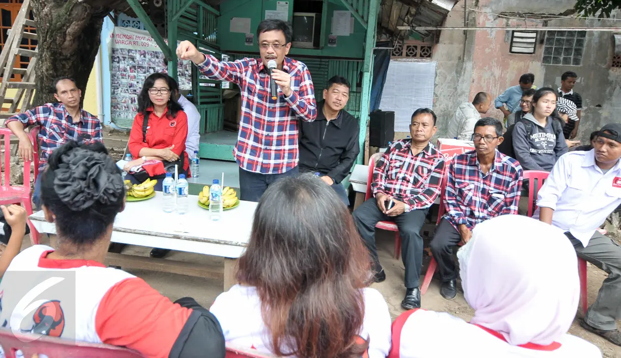 Calon wakil gubernur DKI Jakarta, Djarot Saiful Hidayat memaparkan program kerjanya bila kembali terpilih nanti, Jakarta, Senin (9/1). Blusukan ke Pasar Minggu, Djarot dengarkan keluhan warga dan meminta doa serta dukungan. (Liputan6.com/Yoppy Renato)
